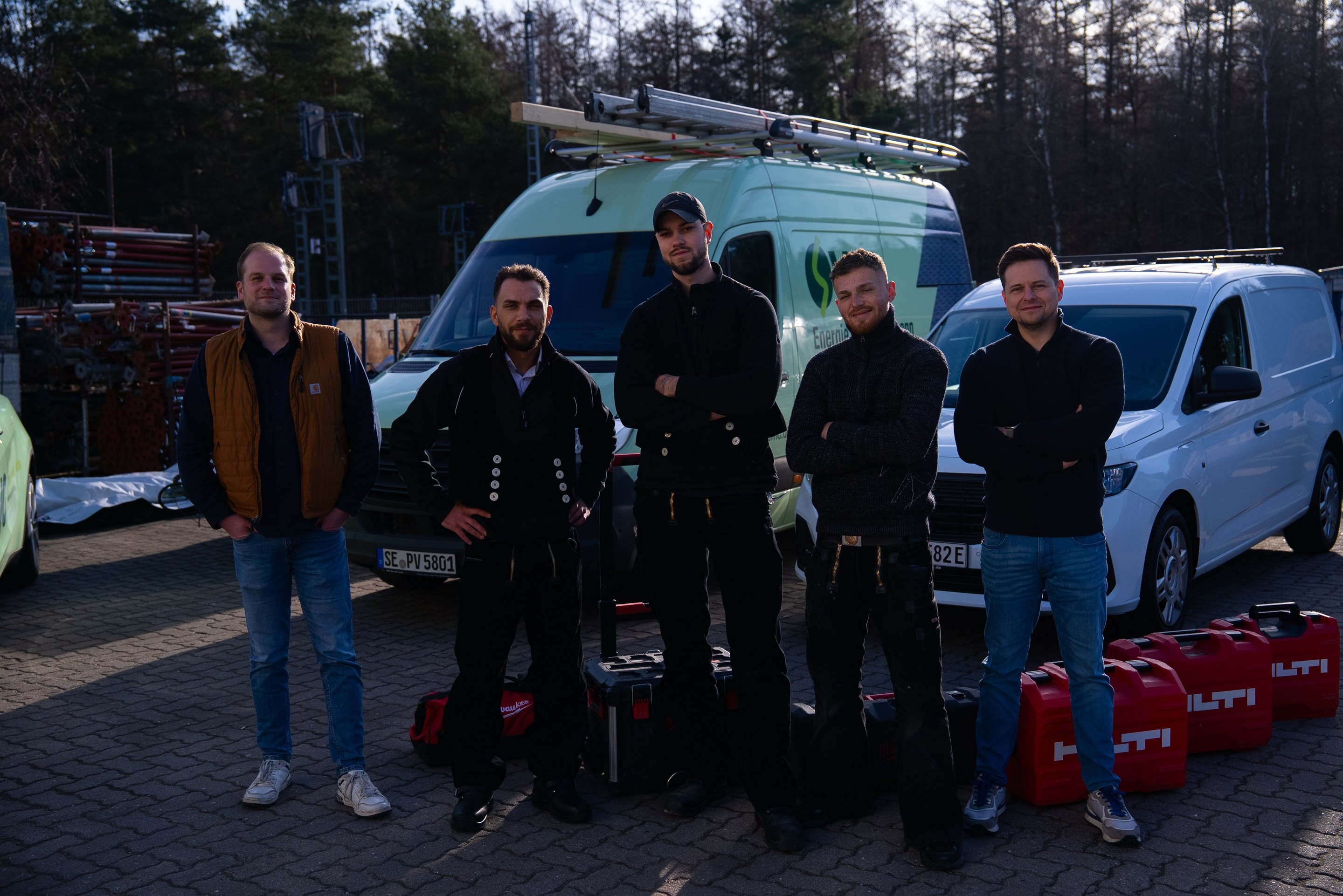 Das gesamte SWG-Systeme Team vor dem Fuhrpark