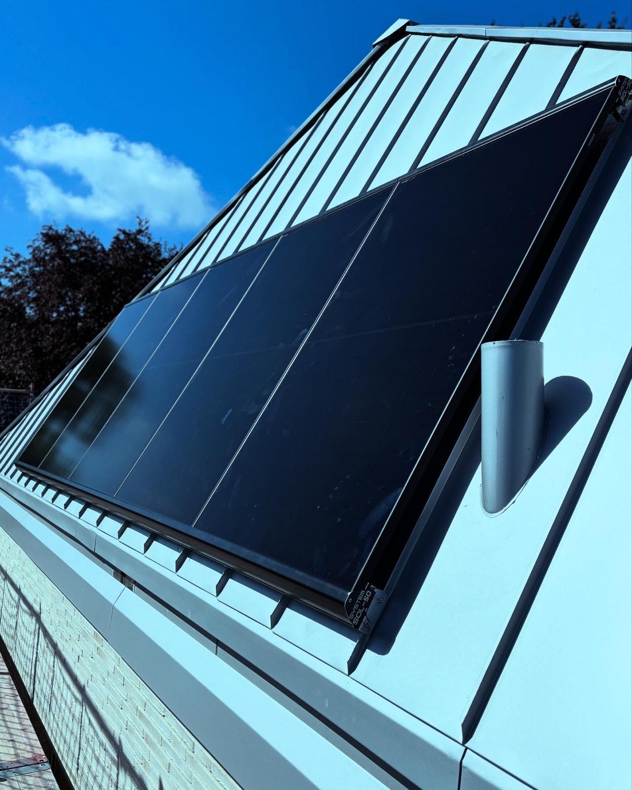 Moderne Photovoltaik-Anlage auf einem Satteldach mit Dachfenster
